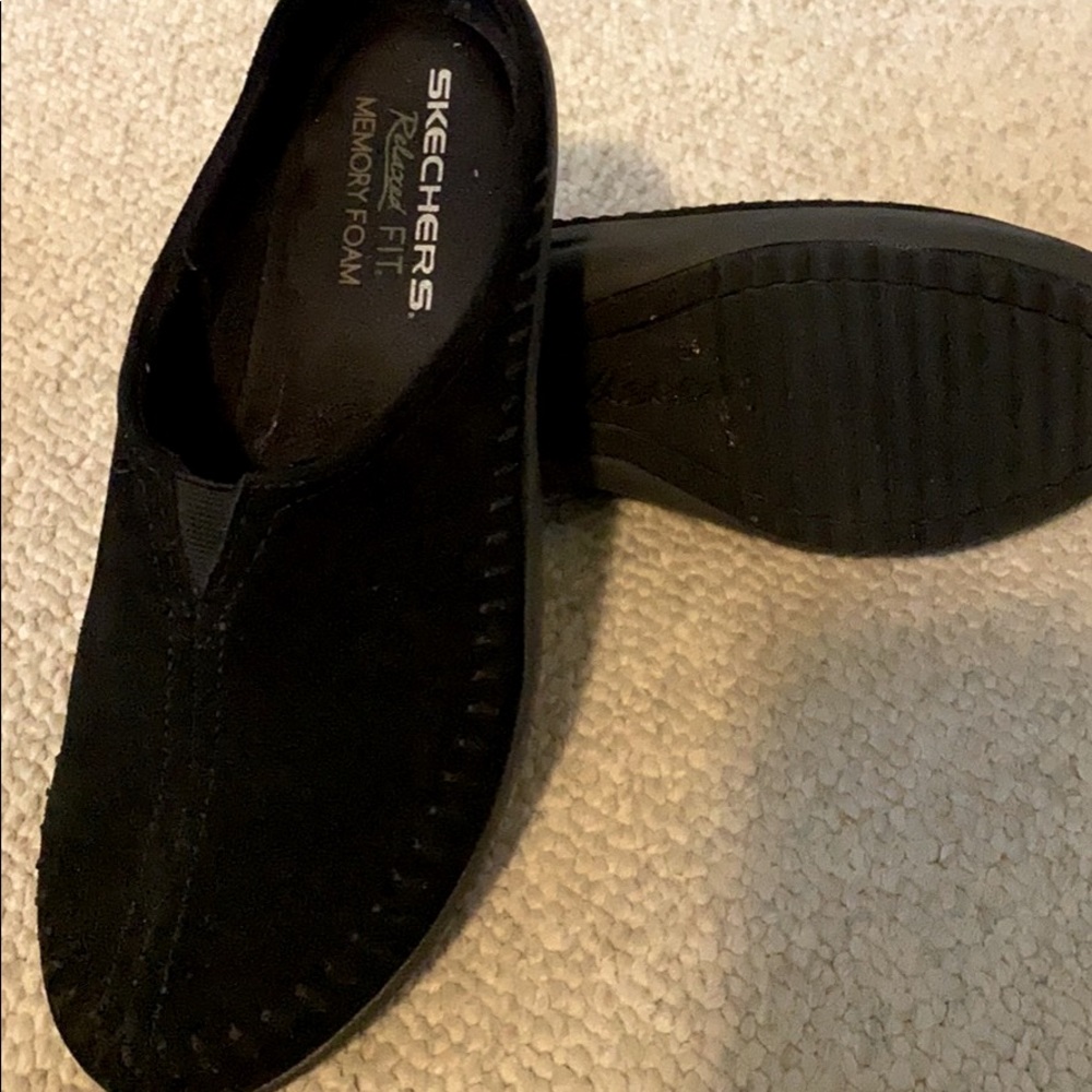 Women’s Black Suede Sketcher Slides. Size 8